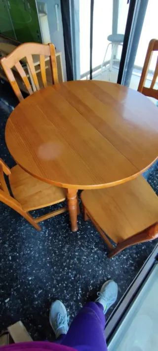 Mesa redonda + 4 sillas. De pino
