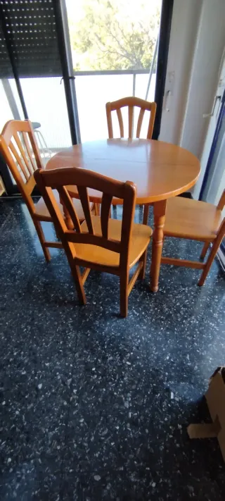 Mesa redonda + 4 sillas. De pino