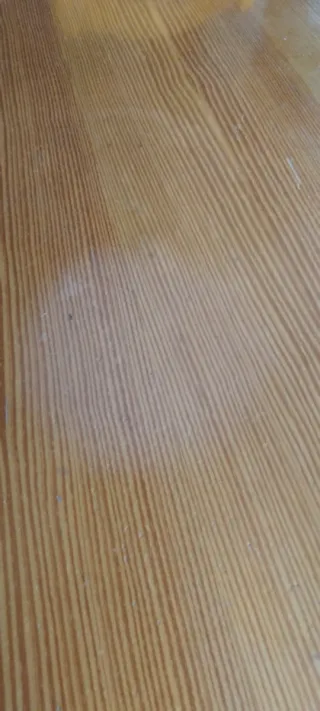 Mesa redonda + 4 sillas. De pino