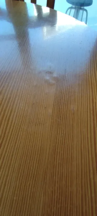 Mesa redonda + 4 sillas. De pino