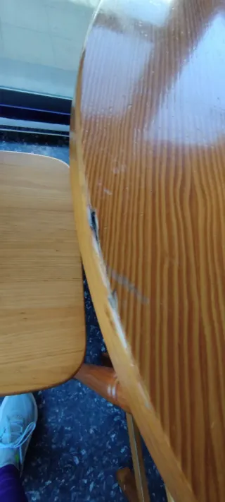 Mesa redonda + 4 sillas. De pino