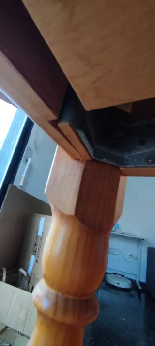 Mesa redonda + 4 sillas. De pino