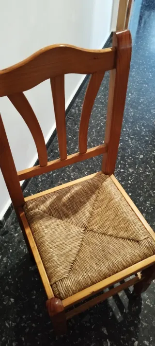 Mesa redonda + 4 sillas. De pino y mimbre.