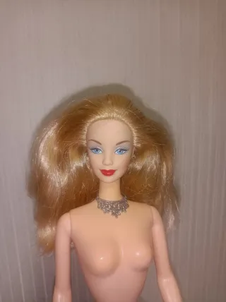 Barbie con collar y bikini blanco
