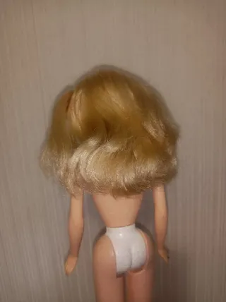 Barbie con collar y bikini blanco