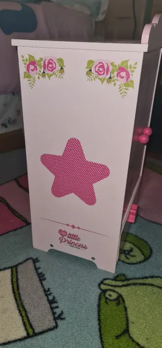 Armario y cuna de juguete rosa y blanco