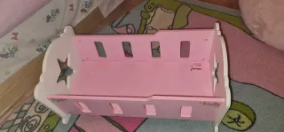 Armario y cuna de juguete rosa y blanco