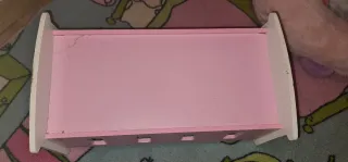 Armario y cuna de juguete rosa y blanco