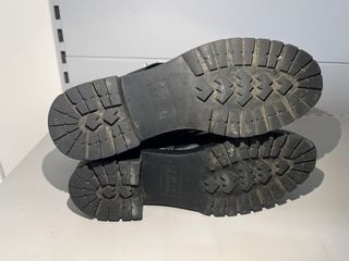 Botas negras con tachuelas y hebillas