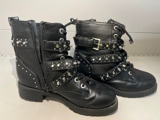 Botas negras con tachuelas y hebillas
