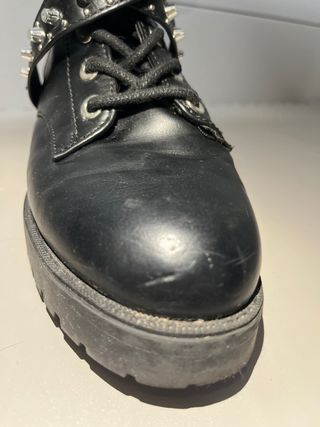 Botas negras con tachuelas y hebillas