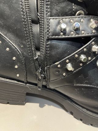 Botas negras con tachuelas y hebillas