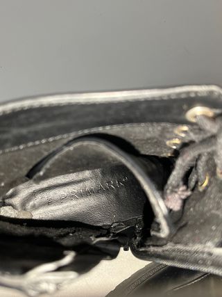 Botas negras con tachuelas y hebillas