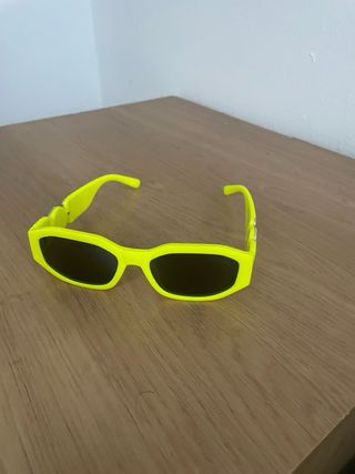 Gafas de sol amarillas y doradas