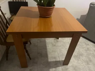 Mesa de comedor de madera