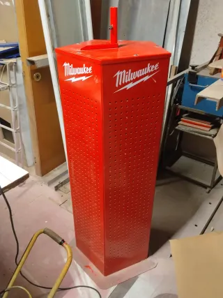 Expositor Milwaukee Rojo