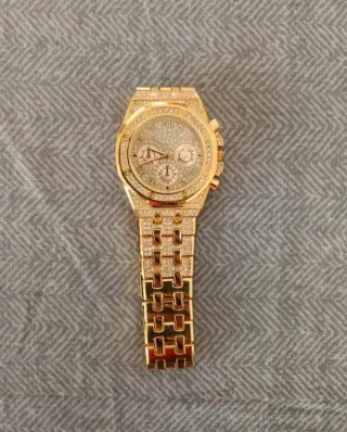 Orologio da polso dorato con strass e numeri roman