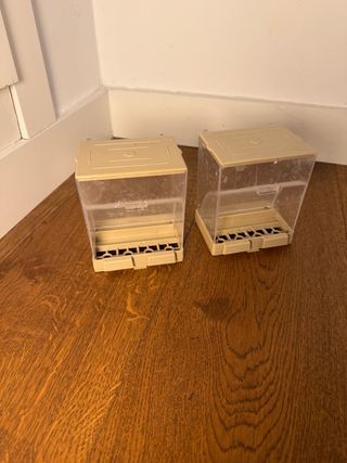 2 Comederos para Pájaros Beige