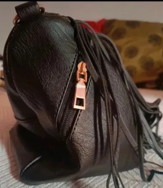Bolso Negro con Flecos y Detalles Dorados
