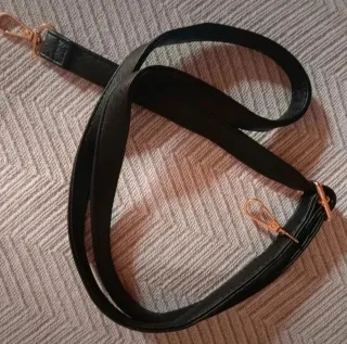 Bolso Negro con Flecos y Detalles Dorados