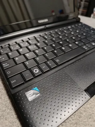 PORTATIL TOSHIBA NB500. CUSTOM. COMO NUEVO. W10.