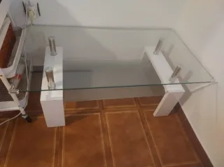 Mesa de cristal y metal blanca