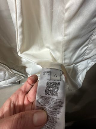 Abrigo Guess Blanco con Capucha y Cinturón