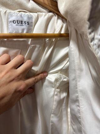 Abrigo Guess Blanco con Capucha y Cinturón