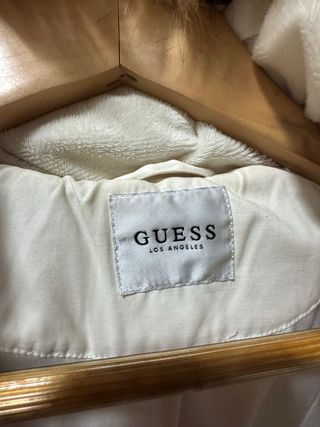 Abrigo Guess Blanco con Capucha y Cinturón