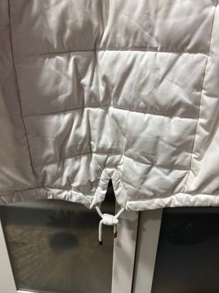 Abrigo Guess Blanco con Capucha y Cinturón