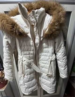 Abrigo Guess Blanco con Capucha y Cinturón