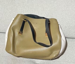 Bolso verde oliva y blanco