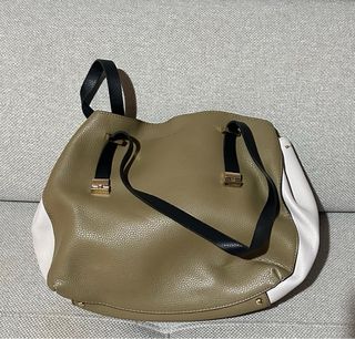 Bolso verde oliva y blanco