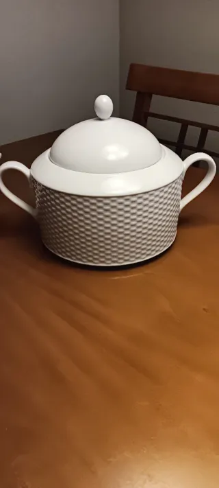 Sopera de porcelana blanca con diseño