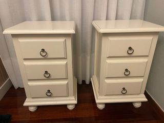 Mesita de noche beige 3 cajones