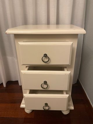 Mesita de noche beige 3 cajones