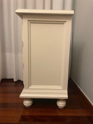 Mesita de noche beige 3 cajones