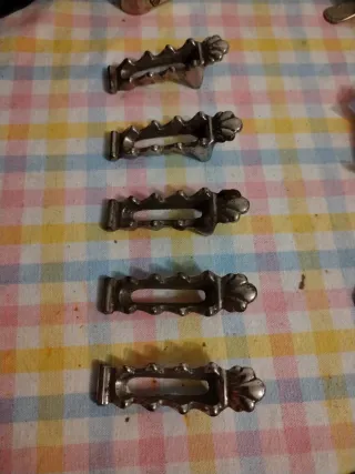 Elegantes Sujetadores cubiertos antiguos metal