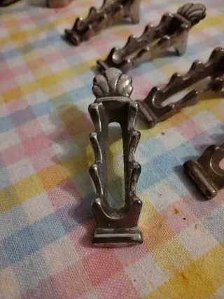 Elegantes Sujetadores cubiertos antiguos metal