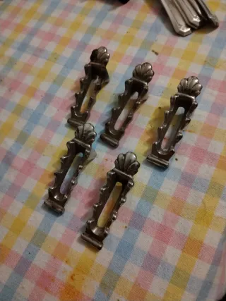 Elegantes Sujetadores cubiertos antiguos metal