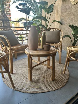 Conjunto de mesa y sillas de mimbre