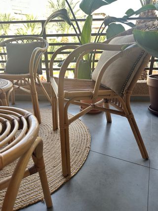Conjunto de mesa y sillas de mimbre