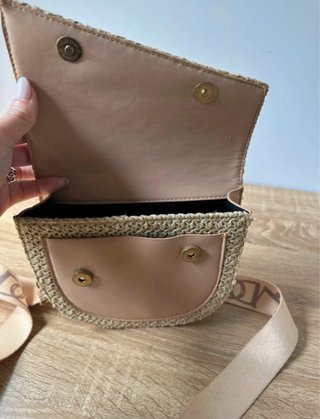 Bolso de rafia con correa de nylon