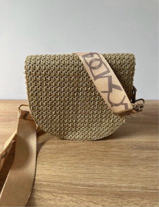 Bolso de rafia con correa de nylon