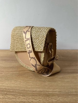 Bolso de rafia con correa de nylon