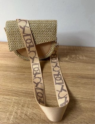 Bolso de rafia con correa de nylon