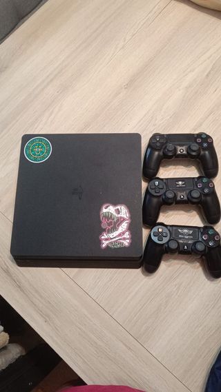 PS4 (PlayStation 4) Negra + 3 Mandos