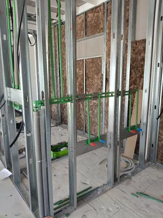 SE NECESITA FONTANERO, EMPRESA CONSTRUCTORA .