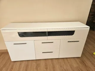 Mueble de salón blanco y cristal