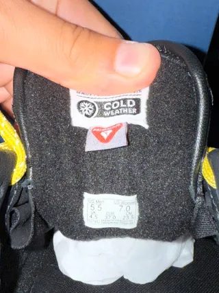 Vans Knu Skool 37 nere con lacci gialli